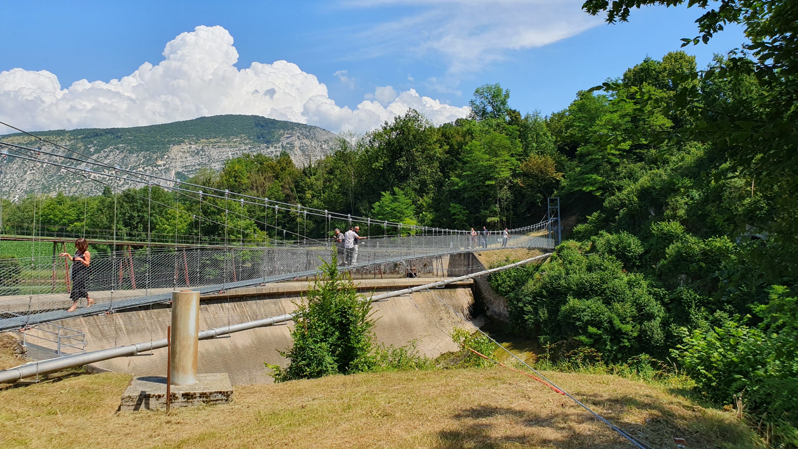 Lire la suite à propos de l’article Inauguration de la passerelle himalayenne du sentier “Au fil de la Bourne”